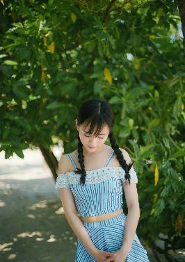 在老公旁边给他戴帽子