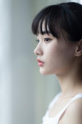 父子晚上摇床动静太大吵着孩子